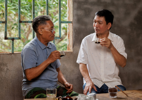 Hai người đàn ông đang cùng thưởng thức hương vị cà phê tinh khiết, nguyên bản