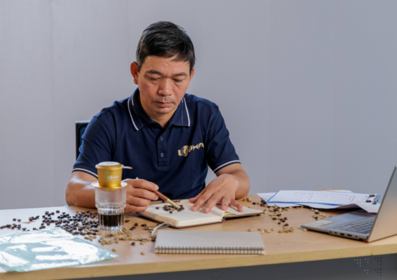 Người đàn ông đang nghiên cứu công nghệ siêu âm Lopha Coffee