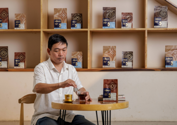 Người đàn ông đang thưởng thức cà phê Lopha