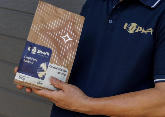 Tay người đàn ông đang cầm túi cà phê Lopha Coffee